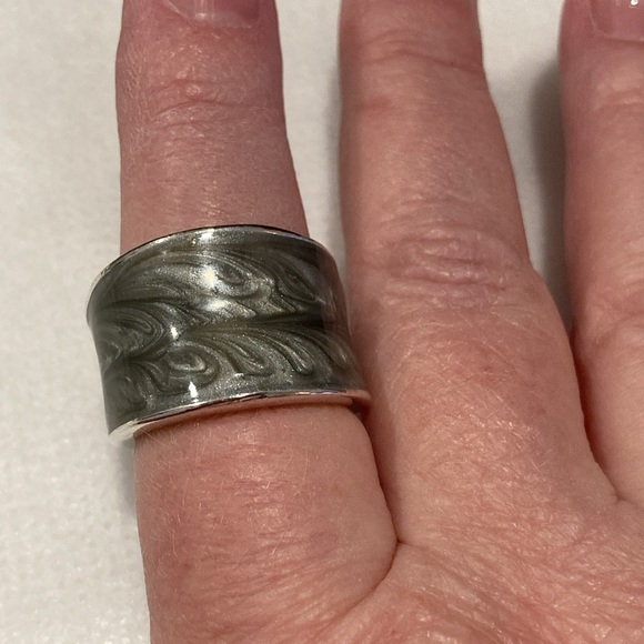 NWOT - Silver Statement Ring Smokey Gray Enamel Swirl Design - Size 8 - Picture 4 of 11